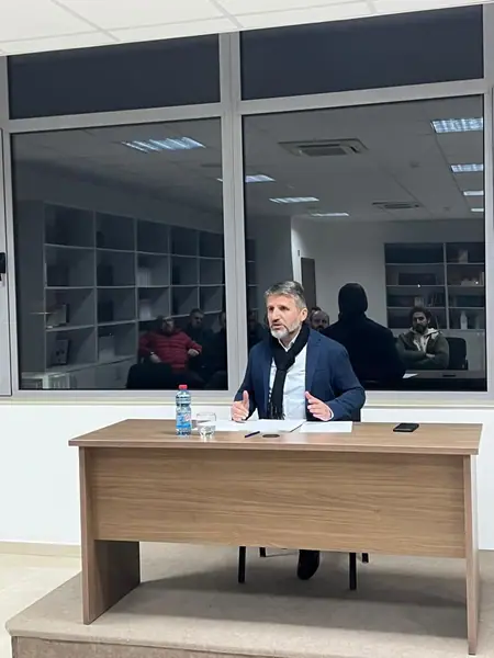 Foto nga Komentimi i sures el-Huxhurat, 2023